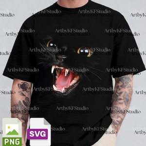 Könnte beinhalten: Schwarzes T-Shirt mit einem Nahaufnahme-Motiv eines fauchenden schwarzen Katers mit gelben Augen und rosa Zunge. Das Maul der Katze ist weit geöffnet und zeigt spitze Zähne. Der Text "ArtbyKFStudio" ist um das Bild wiederholt.