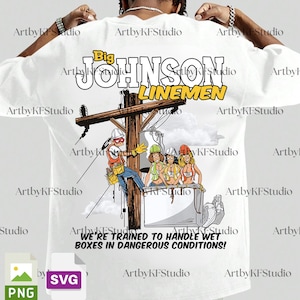 Op de afbeelding: Wit T-shirt met een cartoon illustratie van lijnwerkers op een elektriciteitspaal. Het shirt heeft de tekst "Big Johnson Linemen" en "We're trained to handle wet boxes in dangerous conditions!"