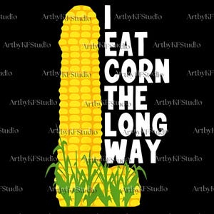 Op de afbeelding: Grafisch ontwerp op een zwarte achtergrond met een gele maïskolf, groene stengels en de witte tekst "I EAT CORN THE LONG WAY". Het ontwerp is een speelse kijk op maïs.