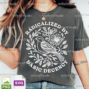 以下が含まれることがあります： 白いグラフィックの濃い灰色のTシャツ。グラフィックは鳥、花、葉を特徴とし、「RADICALIZED BY BASIC DECENCY」という言葉が円形のデザインになっています。シャツはカジュアルなスタイルです。