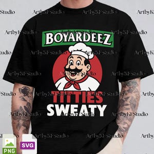 Könnte beinhalten: Schwarzes T-Shirt mit dem Text "BOYARDEEZ" in einem grün-weißen Banner über einem Cartoon-Koch in einem roten Kreis. Darunter steht auf dem Shirt "TITTIES SWEATY" in Rot und Weiß.