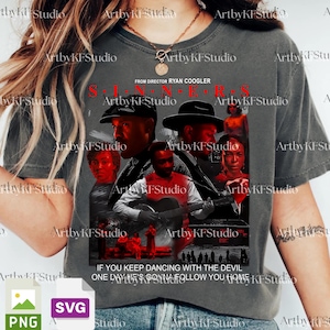 Puede incluir: Una camiseta gris con un diseño de cartel de película. El texto rojo dice "SINNERS" y "FROM DIRECTOR RYAN COOGLER". El cartel presenta a varias personas. La parte inferior de la camiseta dice "IF YOU KEEP DANCING WITH THE DEVIL ONE DAY HE'S GONNA FOLLOW YOU HOME".