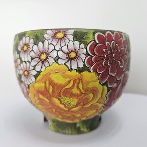Maceta de cerámica pintada a mano con motivos florales mixtos, maceta colorida para jardín de flores, pieza única de cerámica artística botánica, maceta artesanal para suculentas.