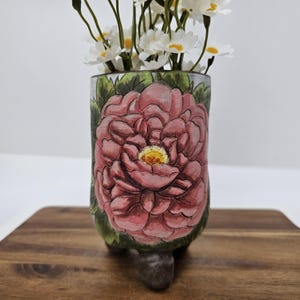 手描き牡丹柄セラミックプランター、ピンクの牡丹の植木鉢、手作りの脚付きプランター、花柄陶器アート、一点もののセラミックプランター