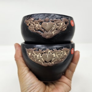 Maceta coreana de cerámica negra hecha a mano con forma de corazón, maceta rústica, maceta artesanal para suculentas, maceta pequeña, regalo único, cerámica torneada.