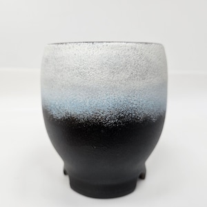 手作りのセラミック製プランター、マットブラックからソフトブルーのグラデーション、質感のあるストーンウェアポット
