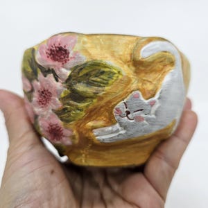Vaso a forma di gatto allungato dipinto a mano, grazioso vaso in ceramica a forma di gatto, vaso per piante grasse fatto a mano, piccolo vaso per fiori, accogliente decorazione a tema gattini.