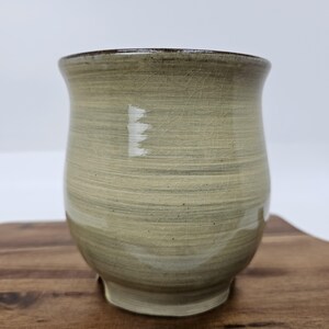 Vaso in ceramica tornita, con smalto craquelé verde oliva, vaso in terracotta fatto a mano, vaso minimalista per piante da interno, 11 cm.