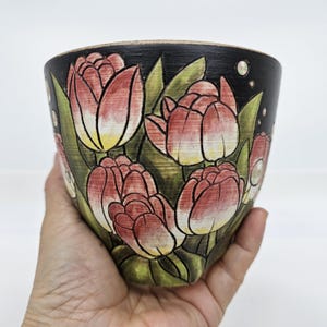 Maceta de cerámica con tulipanes rosas pintada a mano, maceta floral, maceta de estilo rústico, maceta de cerámica para suculentas hecha a mano, cerámica artística.