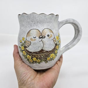 Taza de cerámica pintada a mano – Nido de pájaro con flores amarillas, taza de café de cerámica rústica de estudio