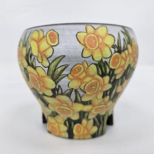 Maceta de cerámica con diseño de narciso pintado a mano, cerámica floral tallada, maceta para plantas de interior.