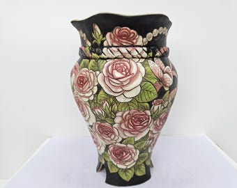 Vaso in ceramica dipinta a mano raffigurante una rosa, grande scultura floreale unica nel suo genere
