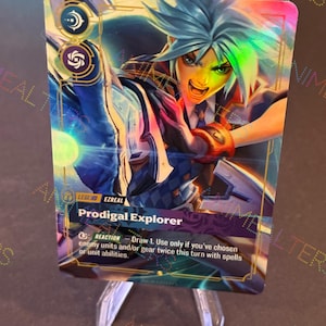 Peut inclure: Une carte à collectionner holographique avec une illustration de personnage aux cheveux bleus et une expression déterminée. La carte est intitulée "Prodigal Explorer" et contient du texte de jeu. La carte est présentée sur un support transparent.