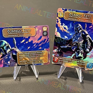 Puede incluir: Dos cartas de juego de cartas coleccionables con un personaje llamado Jango Fett. Las cartas son holográficas y tienen un fondo azul, rosa y blanco. El texto en las cartas dice "Jango Fett, Concealing the Conspiracy, Underworld, Bounty Hunter".