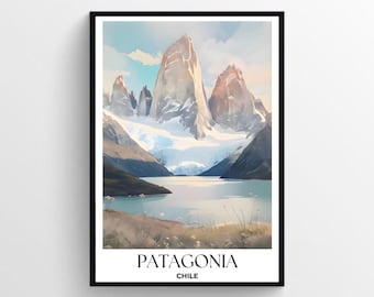 Op de afbeelding: Een schilderij van een landschap met besneeuwde bergen en een meer op de voorgrond. De bergen zijn lichtbruin met een vleugje roze, en het meer is lichtblauw. De tekst "PATAGONIA CHILE" staat onderaan het schilderij.