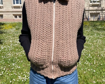 Chaqueta sin mangas de crochet con bolsillos y cremallera.