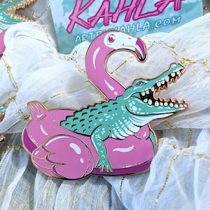 Puede incluir: Una taza de cerámica blanca con un asa negra y el texto "But First, Coffee" en negro, con una fuente de estilo manuscrito. La taza está sobre una superficie blanca.