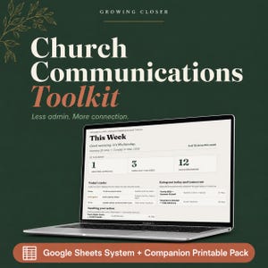 Op de afbeelding: Een laptop toont een interface van een kerkencommunicatietoolkit. Het scherm toont een wekelijkse takenlijst met koppen als 'Deze week' en 'Taken van vandaag'. De tekst 'Church Communications Toolkit' staat bovenaan, met 'Less admin. More connection.' eronder.