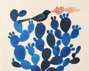 Könnte beinhalten: Ein blauer und schwarzer Vogel sitzt auf einem blauen Kaktus mit einem roten geometrischen Muster im Hintergrund. Das Kunstwerk ist unten links mit "Raquel Andal" und unten rechts mit "Selma" signiert.