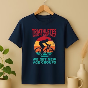 Triatletas não envelhecem, nós envelhecemos, camisetas engraçadas para grupos etários, marido de triatleta, presente de aniversário de Natal para homens, triatlo, camiseta para presente de aniversário