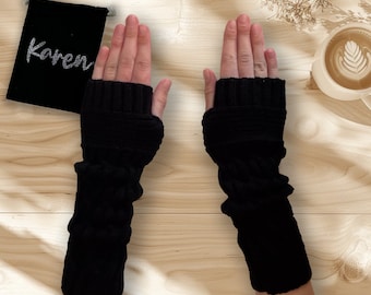 Dikke zwarte gebreide armwarmers - gepersonaliseerde tas - veganistisch vriendelijke gezellige vingerloze pols handhandschoenen meisjes gebreide zachte aangepaste naam cadeau