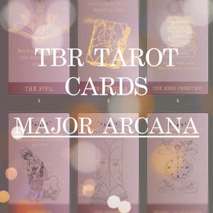 Op de afbeelding: Een set tarotkaarten met een roze achtergrond en gouden tekst. De kaarten zijn gelabeld met de namen van de grote arcana-kaarten, waaronder De Dwaas, De Tovenaar en De Hogepriesteres. De tekst "TBR Tarot Cards" wordt weergegeven in grote, gouden letters.