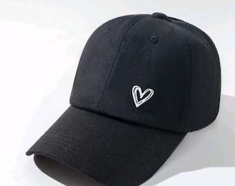 Boné Dad Cap Preto com Bordado de Coração Branco, Estilo Minimalista
