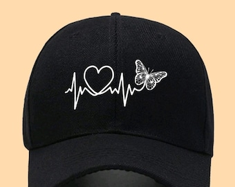 Boné de beisebol com borboleta e batimento cardíaco, estilo streetwear minimalista com estampa de amor, vida e crescimento.