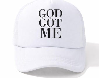 Boné "God Got Me Trucker" | Boné minimalista com estampa de fé cristã