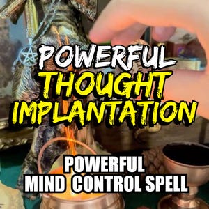 Peut inclure: Un gros plan sur un chaudron en cuivre avec une flamme orange vif à l'intérieur. Le chaudron est entouré d'autres bols en cuivre et d'une surface en bois foncé. Le texte "Powerful Thought Implantation Powerful Mind Control Spell" est écrit en lettres jaunes sur fond noir.