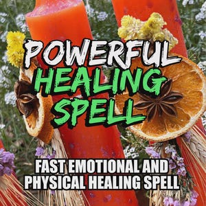 Puede incluir: Velas rojas decoradas con rodajas de naranja secas, an&iacute;s estrellado y flores. El texto en las velas dice "POWERFUL HEALING SPELL" y "FAST EMOTIONAL AND PHYSICAL HEALING SPELL".