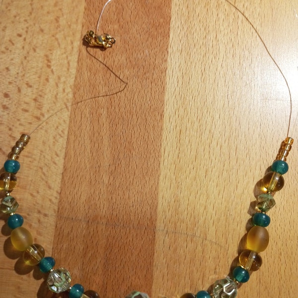 Kette mit grünen und Honigfarbenen Perlen, 55 cm lang