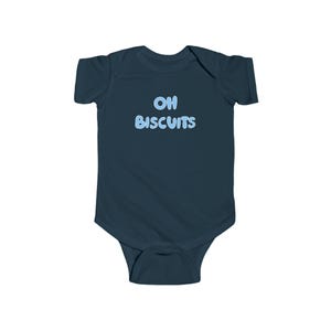 Op de afbeelding: Een marineblauwe babybody met de tekst "OH BISCUITS" in lichtblauwe bubbelletters op de borst. De body is gemaakt van zacht materiaal en heeft korte mouwen.