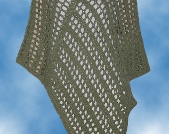 Op de afbeelding: Een groene gehaakte poncho met een losse, open structuur. De poncho heeft een brede halslijn en een licht asymmetrische zoom.