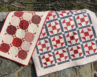 PDF-patroon Twee tafelloperontwerpen gemaakt met Charm Pack of Fat Quarters Farmhouse Reds