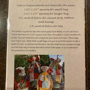 Peut inclure: Un patron de couture pour r&eacute;aliser deux tailles de sacs en tissu. Le patron comprend des instructions pour r&eacute;aliser un petit sac de 11,4 cm de large sur 20,3 cm de long sur 7,6 cm de profondeur et un grand sac de 16,5 cm de large sur 25,4 cm de long sur 10,2 cm de profondeur. Le patron comprend &eacute;galement une liste des besoins en tissu pour chaque taille de sac. Le patron est id&eacute;al pour utiliser des packs de charm ou des chutes de tissu. Le patron comprend &eacute;galement une photo de trois sacs finis.