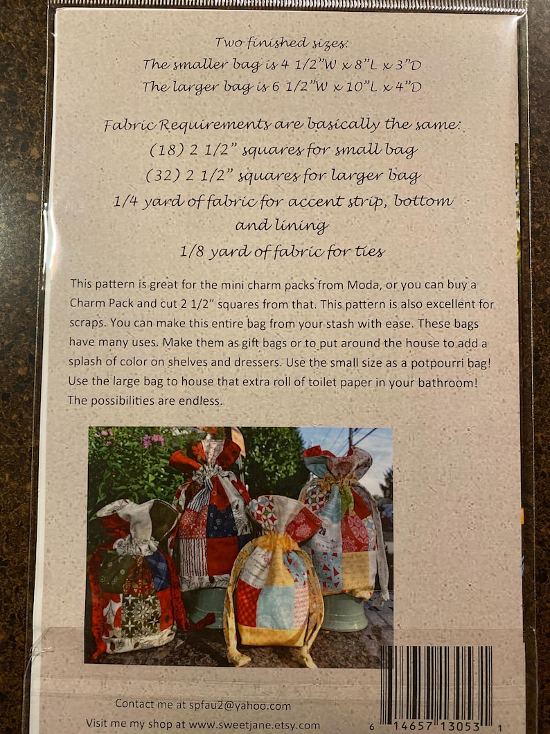 Peut inclure: Un patron de couture pour r&eacute;aliser deux tailles de sacs en tissu. Le patron comprend des instructions pour r&eacute;aliser un petit sac de 11,4 cm de large sur 20,3 cm de long sur 7,6 cm de profondeur et un grand sac de 16,5 cm de large sur 25,4 cm de long sur 10,2 cm de profondeur. Le patron comprend &eacute;galement une liste des besoins en tissu pour chaque taille de sac. Le patron est id&eacute;al pour utiliser des packs de charm ou des chutes de tissu. Le patron comprend &eacute;galement une photo de trois sacs finis.
