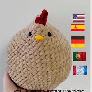 Könnte beinhalten: Ein gehäkeltes Amigurumi-Huhn in Beige mit rotem Kamm und gelbem Schnabel. Der Text "Amigurumi Pdf Pattern" und "By Crafted Cuddles Art" steht oben. Der Text "Pdf Digital File-Instant Download" und "-No PHYSICAL PRODUCT WILL BE SENT-" steht unten.