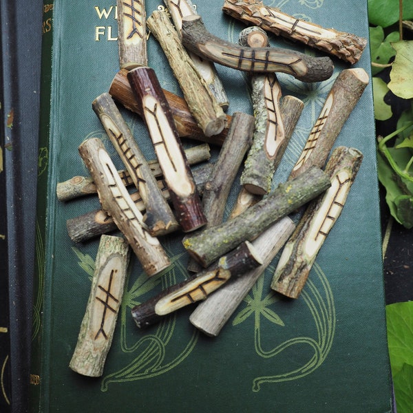 20 bâtons d'Ogham en arbre celtique fabriqués avec des bois correspondants avec pochette et fiche d'informations - païen, wicca, druide, druidique, sorcellerie,