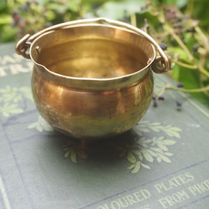 Quemador de incienso de caldero de latón vintage, cuenco para ofrendas - Pagano, brujería, magia, reciclado