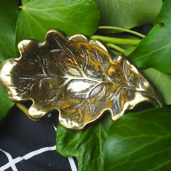 Plato de ofrendas de hoja de roble de latón antiguo para un altar: paganismo, wicca, brujería, árbol Ogham