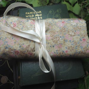 Floral Divination Reading Cloth & Card Wrap for Tarot or Oracle Card Readings - Vintage Fabric