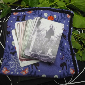 Paño de altar o adivinación morado con araña mágica, gato y calabaza para lectura de cartas del tarot u oráculo, brujería, paganismo
