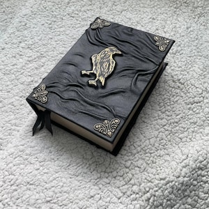 Grimorio del Corvo in pelle nera: Libro delle Ombre con rilievi, pagine in carta kraft. immagine 7