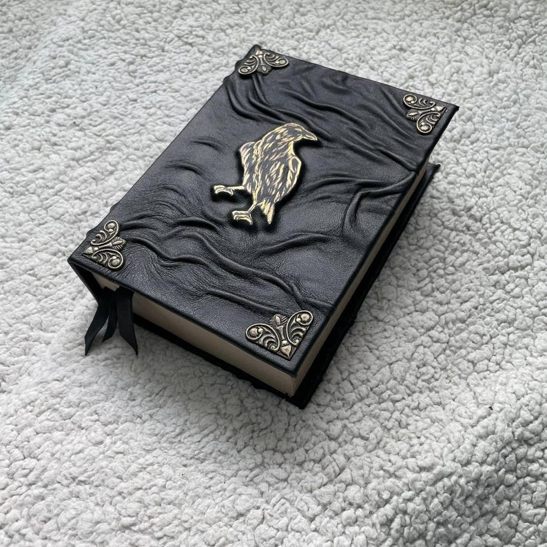 Grimorio del Corvo in pelle nera: Libro delle Ombre con rilievi, pagine in carta kraft. immagine 7