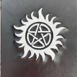 Övernaturlig pentagramgrimoire – Svart läderbok med skuggor | Occult Witch Journal bild 15
