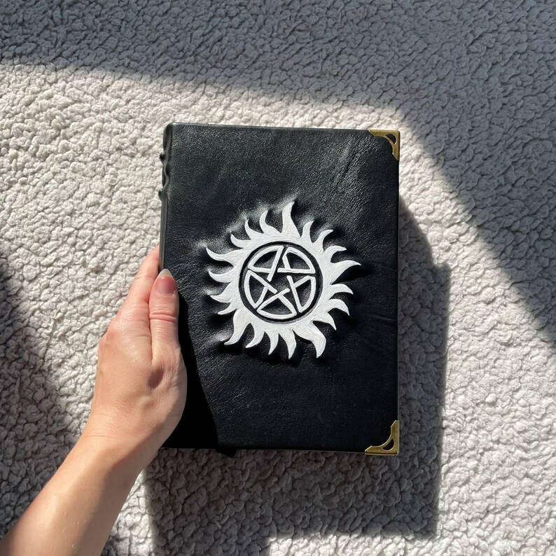 Övernaturlig pentagramgrimoire – Svart läderbok med skuggor | Occult Witch Journal bild 9