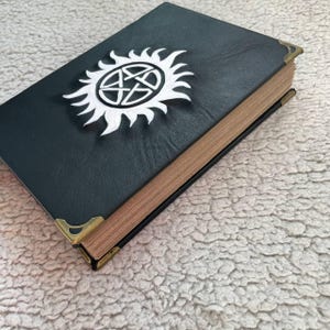 Övernaturlig pentagramgrimoire – Svart läderbok med skuggor | Occult Witch Journal bild 3