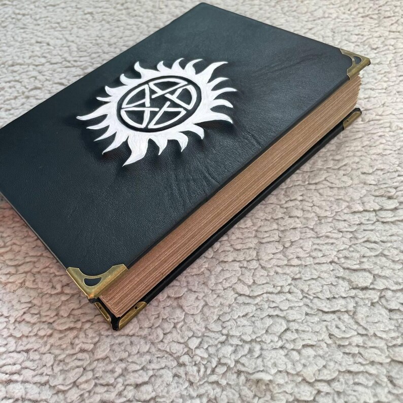 Övernaturlig pentagramgrimoire – Svart läderbok med skuggor | Occult Witch Journal bild 3