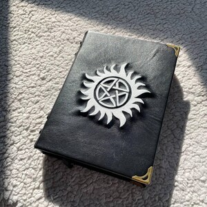 Övernaturlig pentagramgrimoire – Svart läderbok med skuggor | Occult Witch Journal bild 6